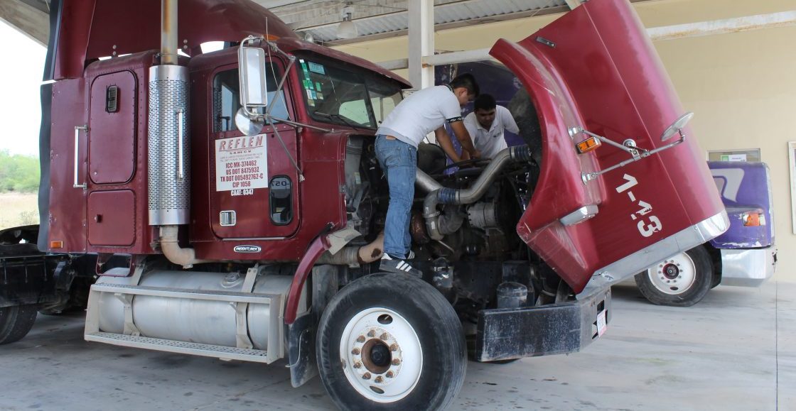 Autotransporte trailer conalep