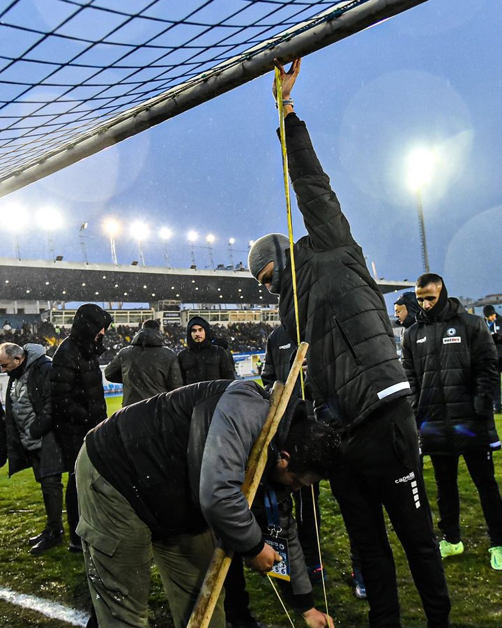 Se suspendió partido del AEK Atenas de Orbelín Pineda... ¡porque las porterías no eran del mismo tamaño!