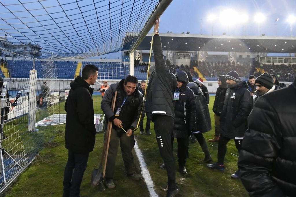 Se suspendió partido del AEK Atenas de Orbelín Pineda... ¡porque las porterías no eran del mismo tamaño!