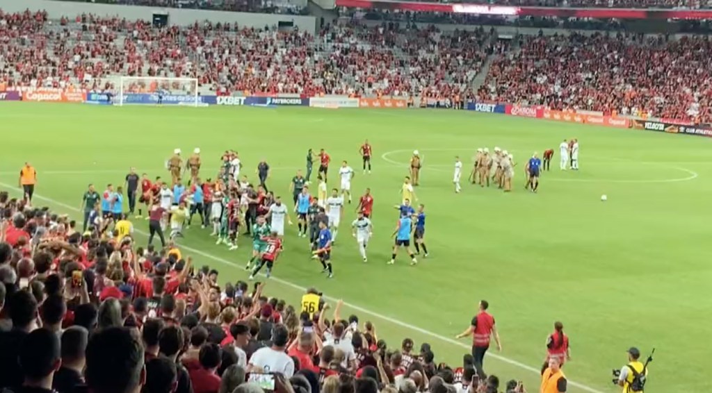 Más violencia: La campal e invasión de cancha en el Paranaense vs Coritiba de Brasil