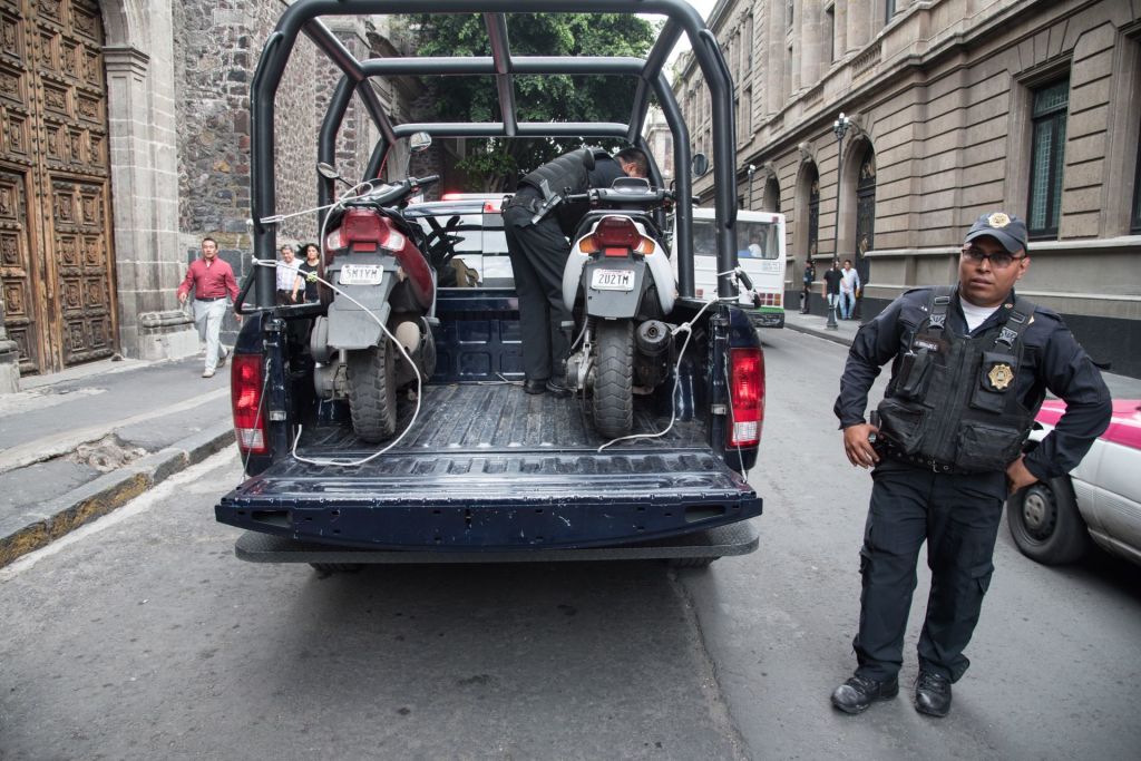 Como cuando te detienen en tu cumpleaños y los policías te invitan un desayuno 