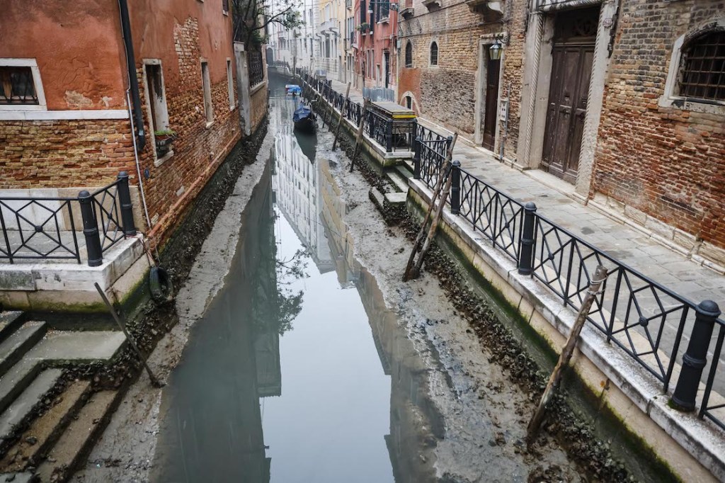 Se secan los canales de Venecia y temen una nueva sequía en Italia.