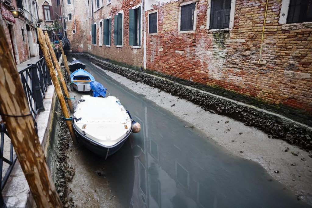 Se secan los canales de Venecia y temen una nueva sequía en Italia.