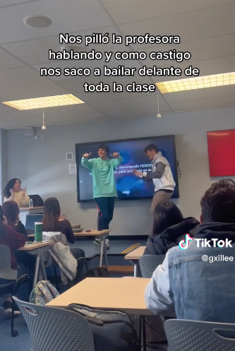 Maestra castiga a sus alumnos obligándolos a hacer un baile viral