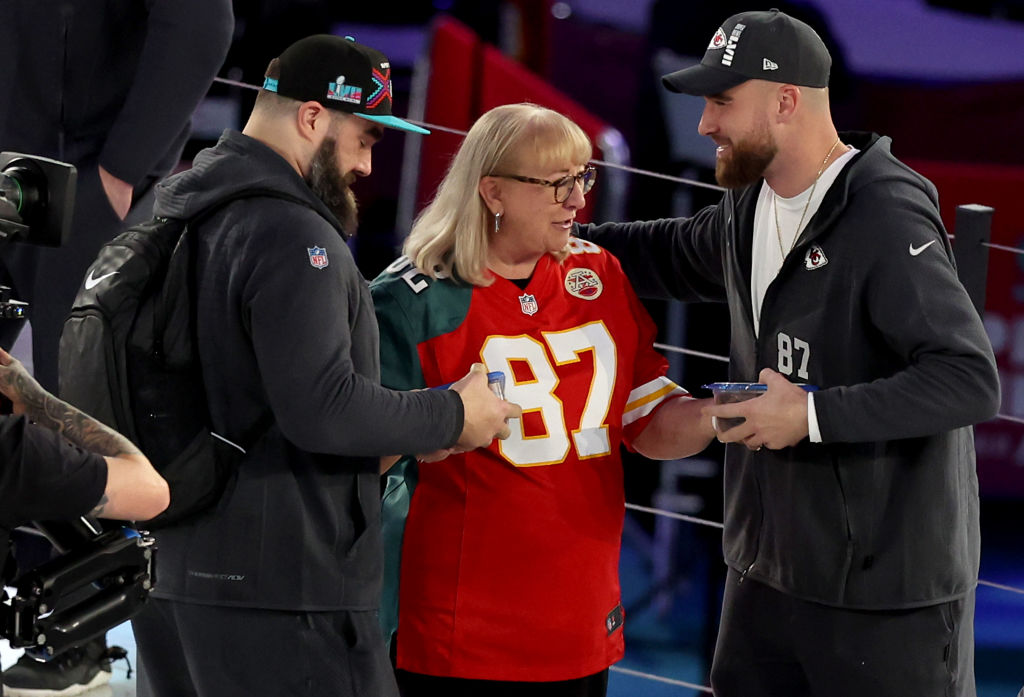 Mamá Kelce junto a Jason y Travis