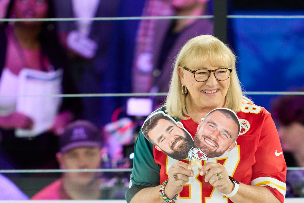 Mamá Kelce con su jersey doble