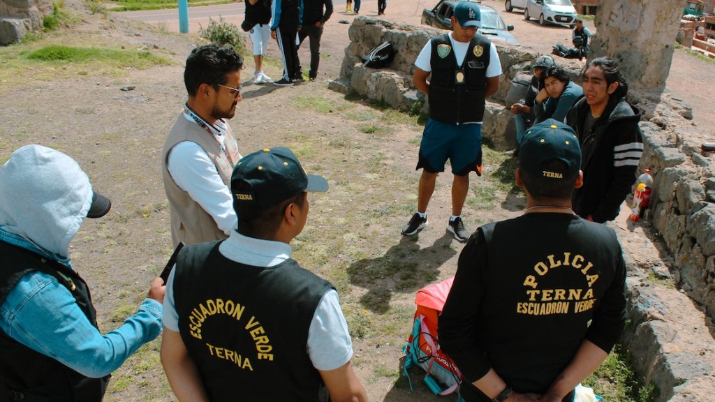 Policías interrogan a joven que llevaba momia.