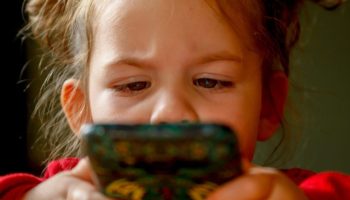 Niña de 11 años apuñala a su madrastra "por quitarle el celular"