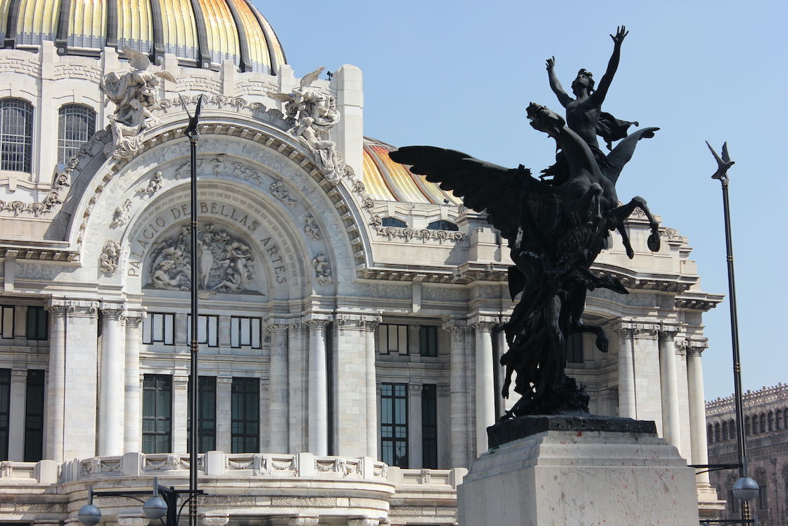 Pegaso de Bellas Artes a un costado de avenida Juárez.