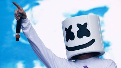 Dj Marshmello con un micrófono