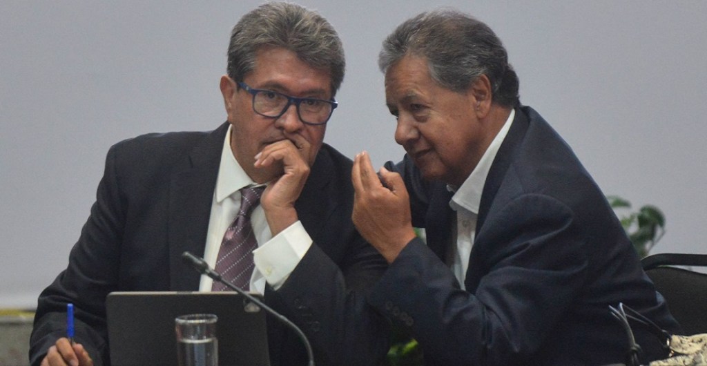 Ricardo Monreal, senador y coordinador de Morena, e Higinio Martínez, senador de Morena, durante la IX Reunión Plenaria Morena Senado.