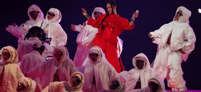 Así estuvo el regreso de Rihanna en el show de Medio Tiempo del Super Bowl