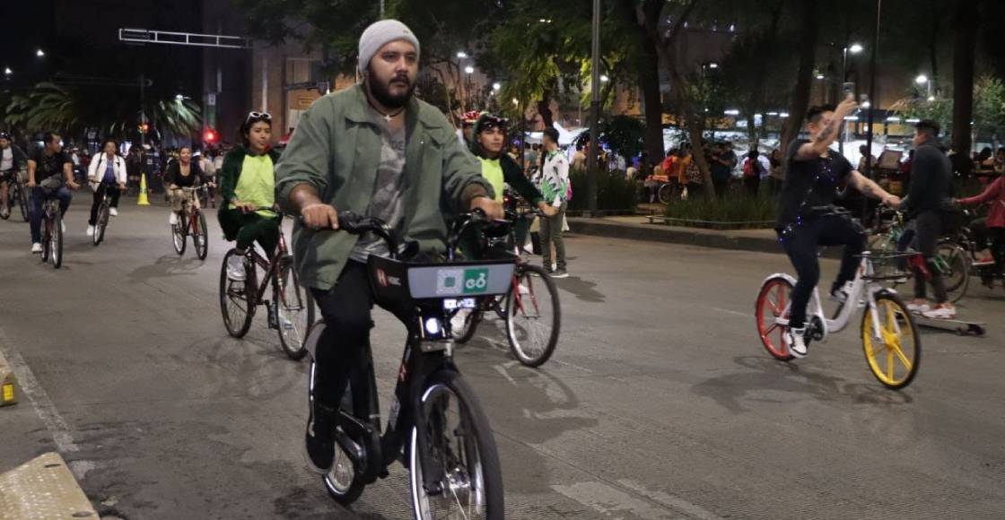 Paseo nocturno en bici en CDMX.