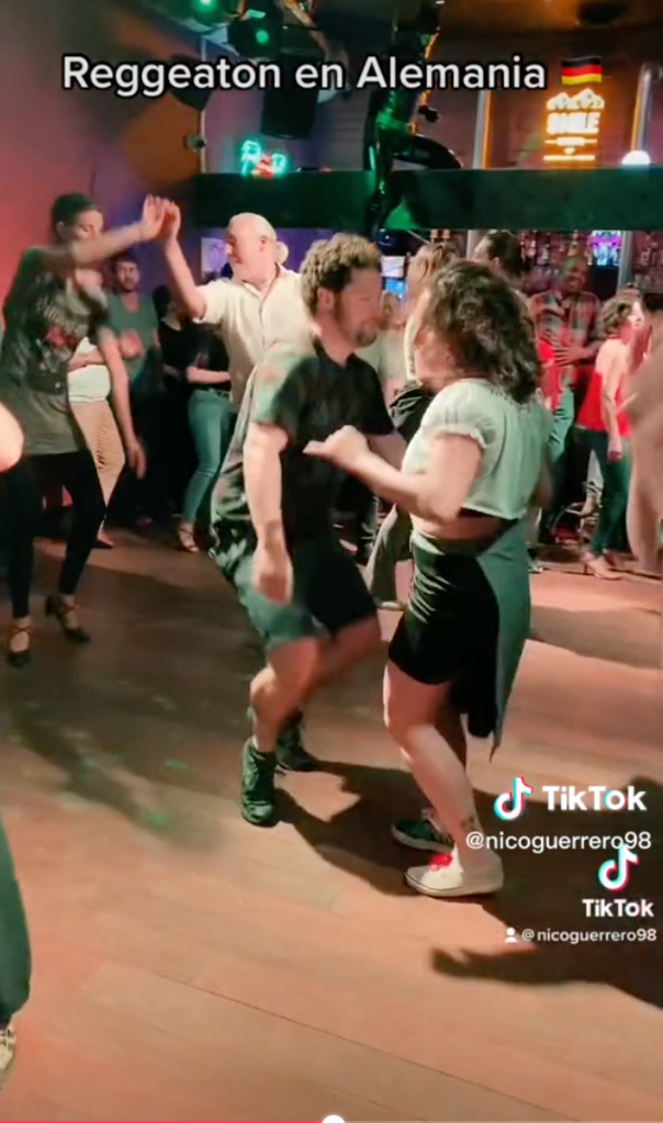 Tiktoker muestra cómo bailan reggaetón en Alemania y no sabemos qué pensar