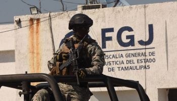 Resguardo del SEMEFO de Matamoros, Tamaulipas, por parte de elementos del ejército mexicano ante la repatriación de cuerpos de los estadounidenses asesinados en días pasados.