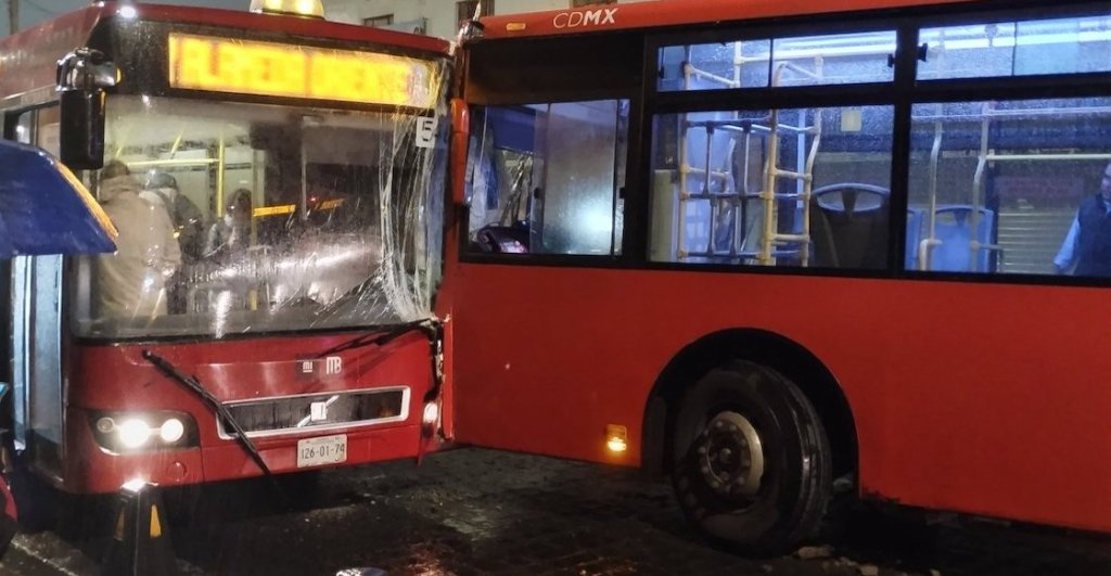 choque-camiones-metrobus-cdmx-linea-4