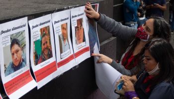 Mujeres de la colectiva Frente Nacional Mujeres y Amor no es violencia hicieron tendedero de Deudores alimentarios frente a la SCJN esto por la votación que se realizara mañana respecto al tema.