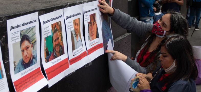 Mujeres de la colectiva Frente Nacional Mujeres y Amor no es violencia hicieron tendedero de Deudores alimentarios frente a la SCJN esto por la votación que se realizara mañana respecto al tema.