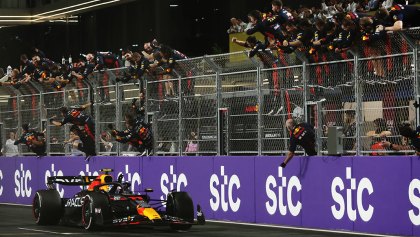 FIA prohibe los festejos de mecánicos de Formula 1 en las rejas