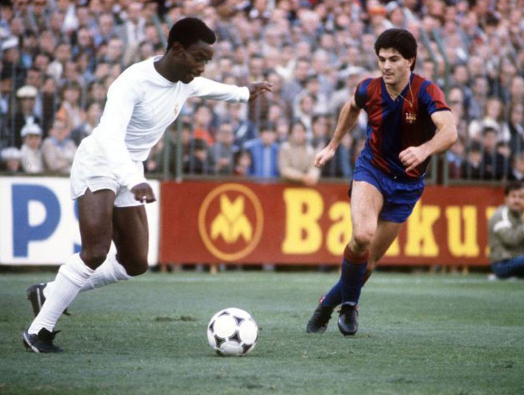 Laurie Cunningham enfrentando al Barcelona en el Camp Nou