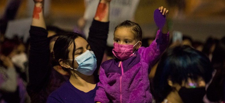 Una mamá marchando con su hija el 8M