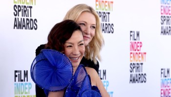 Michelle Yeoh y Cate Blanchett en los Independent Spirit Awards