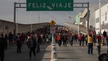 Un grupo numeroso de migrantes de diversas nacionalidades intentó cruzar la frontera entre EUA y México en Ciudad Juárez.