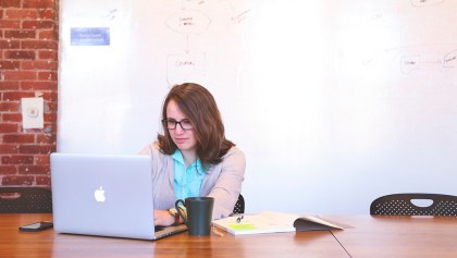 Una mujer trabajando en la oficina