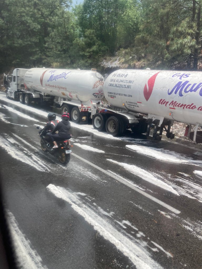 En imágenes: El fuerte granizo que cayó en la autopista México-Cuernavaca