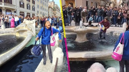 Activistas tiñen de negro el agua de una fuente en Roma en protesta por el cambio climático