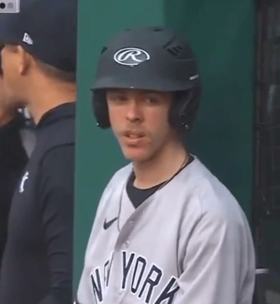 Batboy de los Yankees al que le hicieron cumplir la regla de no cabello largo y no barba