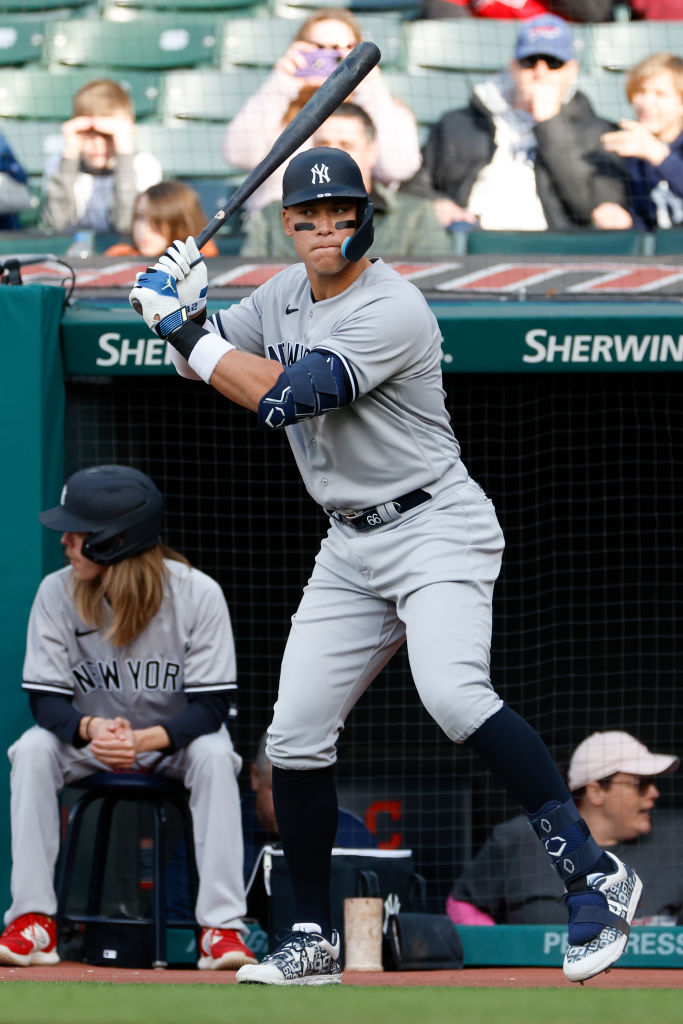 Batboy de los Yankees con el cabello largo