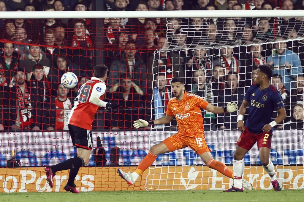 Revive el bello gol de Santi Giménez en el Feyenoord vs Ajax