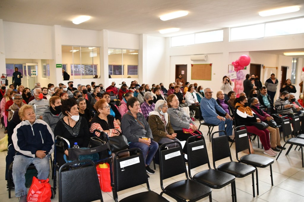 Inauguración de aula digital OXXO para adultos mayores.