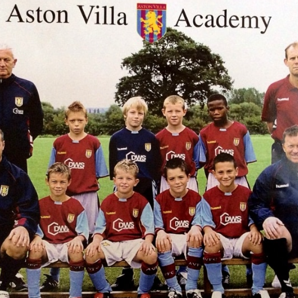 ¿Puedes encontrar a Jack Grealish en esta foto de la academia del Aston Villa?