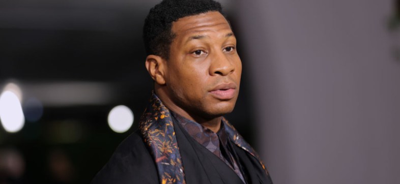 Tsss: Jonathan Majors es despedido de su agencia luego de agredir a mujer