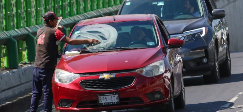 Limpiaparabrisas apuñala a taxista por negarse a que limpiara su auto