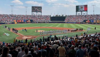 "Un soldado escribió": El osote de María León en el himno de México durante el Padres vs Gigantes de MLB en México