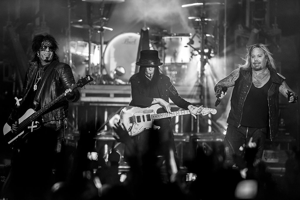 motley crue mick mars demanda