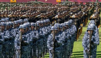 Elementos de la Guardia Nacional formados con sus armas.