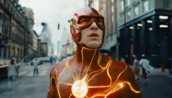 Ezra Miller y Michael Keaton se unen para cambiar las cosas en el nuevo tráiler de 'The Flash'