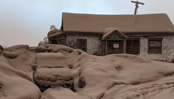 Ceniza cubrió calles de Rusia.