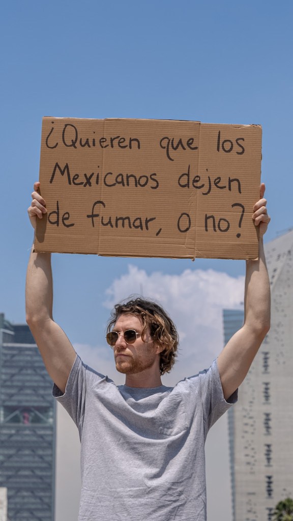 Dude with a sign revela letrero en Mexico