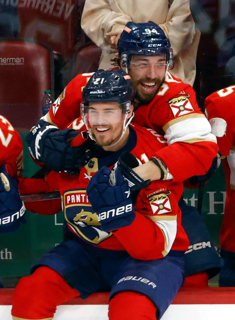 Ryan Lomberg y Matthew Tkachuk de los Florida Panthers