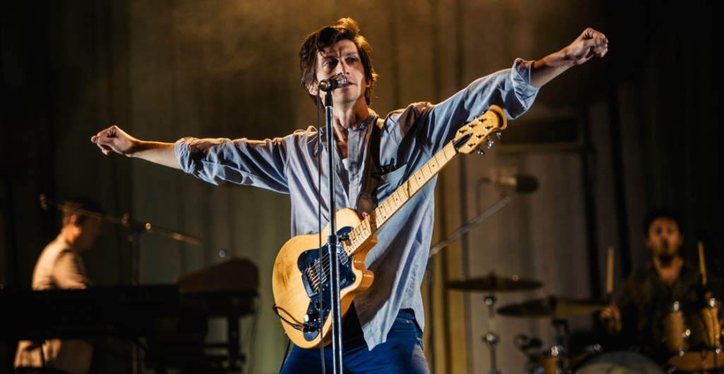 Arctic Monkeys volvió a tocar "Mardy Bum" después de 10 años (y estamos llorando)
