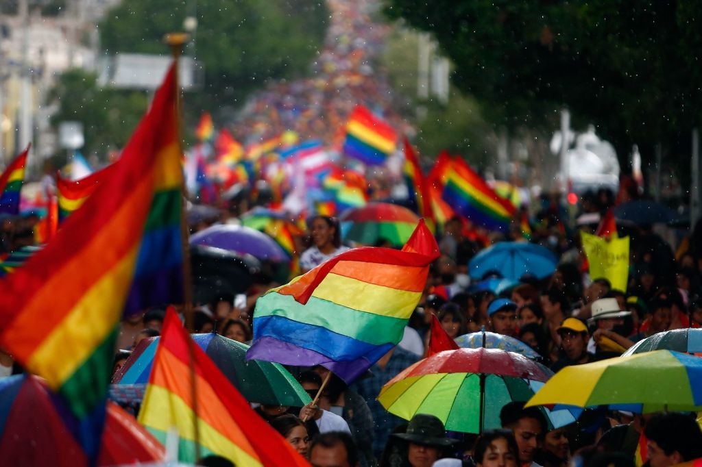 Discriminan a pareja gay por dar "mala imagen" en plaza comercial de Puebla