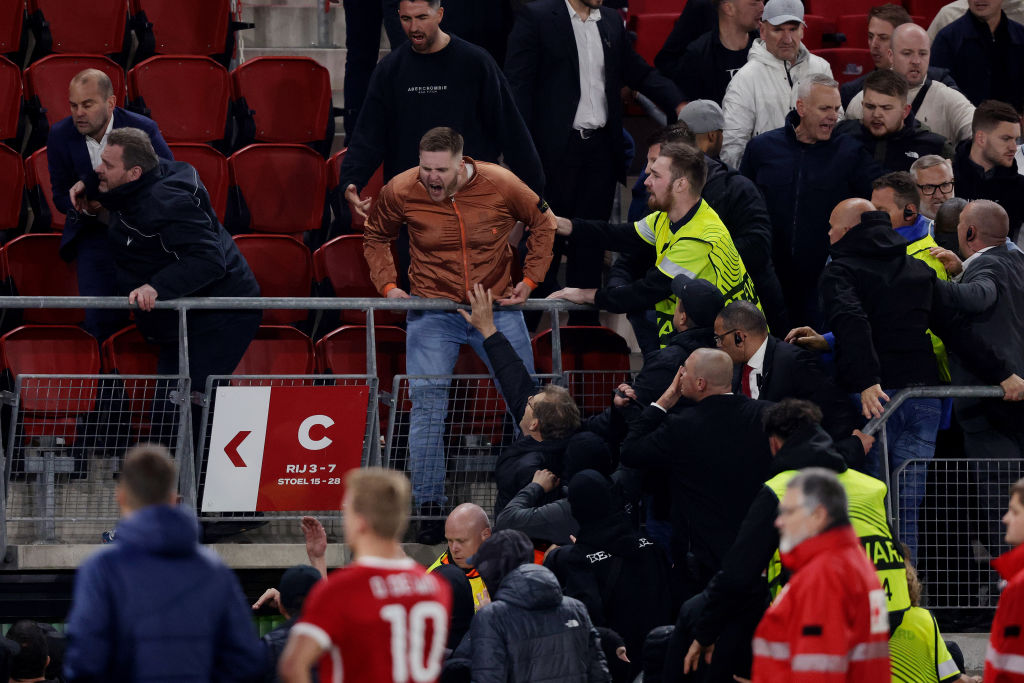 Jugadores de West Ham defendieron a su familia de ultras del AZ Alkmaaar