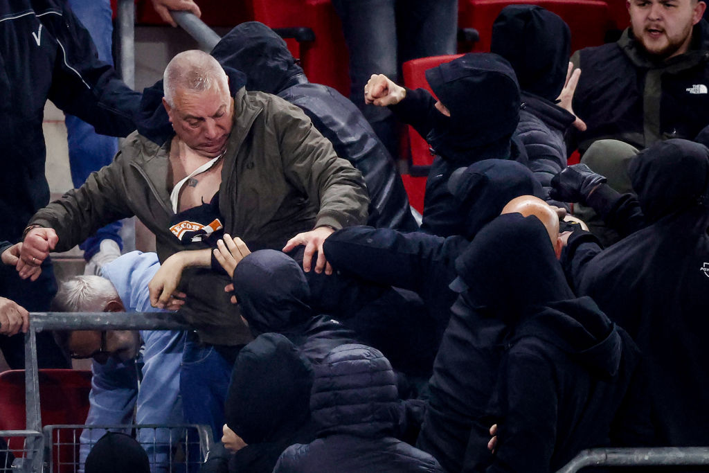 Jugadores de West Ham defendieron a su familia de ultras del AZ Alkmaaar