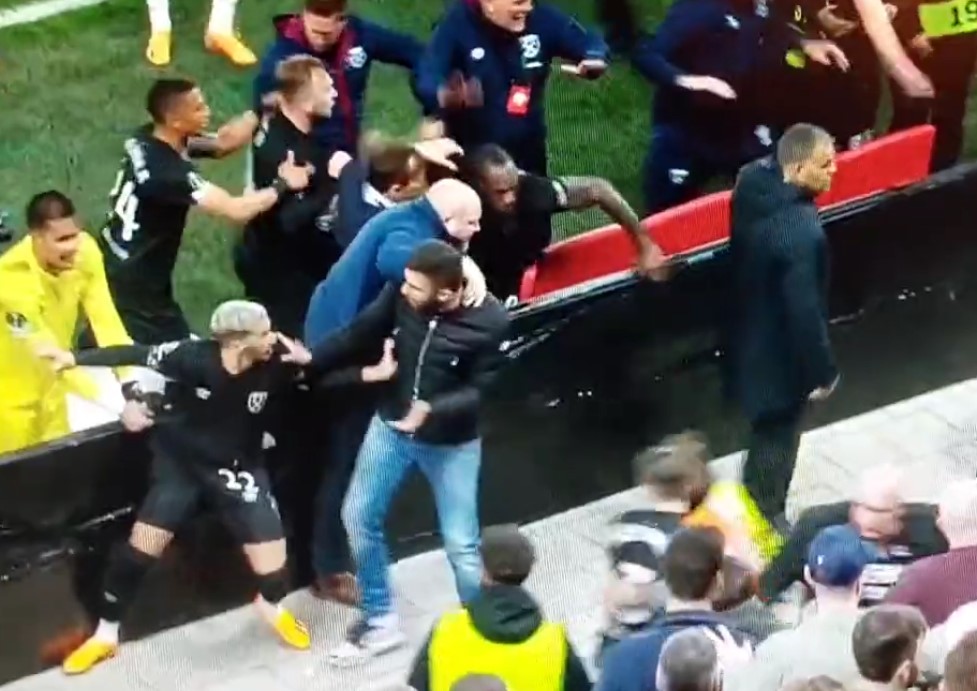 Jugadores de West Ham defendieron a su familia de ultras del AZ Alkmaaar