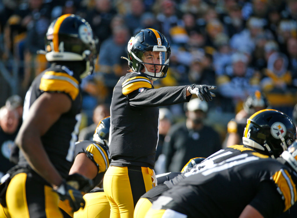 Kenny Pickett, dando una dirección del libro de jugadas de los Steelers